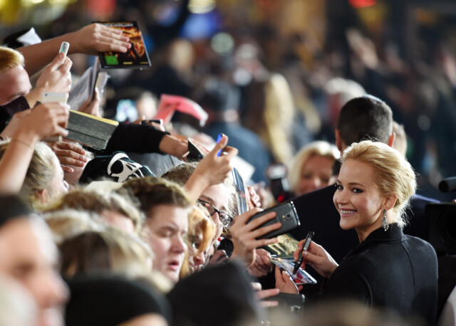 ELLEVILLE FANS: Jennifer Lawrence skrev gledelig autografer og stilte opp på bilder med publikum før hun forsvant inn på premieren. Foto: NTB Scanpix ELLEVILLE FANS: Jennifer Lawrence skrev gledelig autografer og stilte opp på bilder med publikum før hun forsvant inn på premieren. Foto: NTB Scanpix